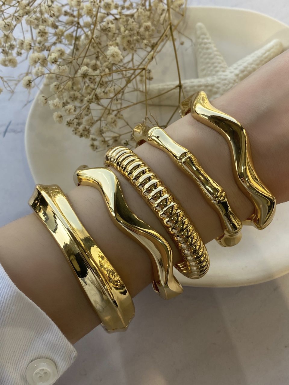 بنگل زنانه طلایی باریک از بغل باز شو