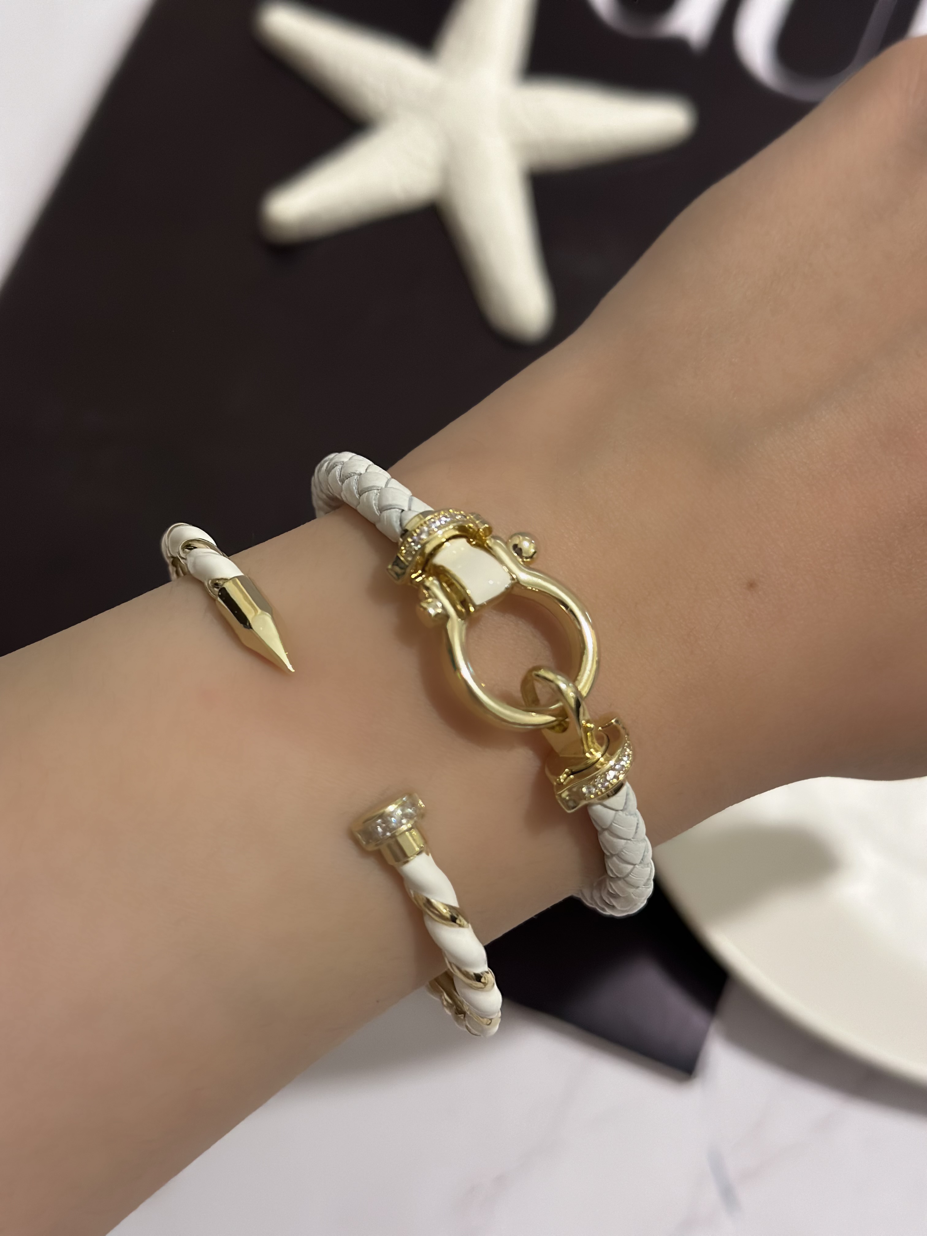 دستبند زنانه اُمگا نگین دار ،بند چرمی