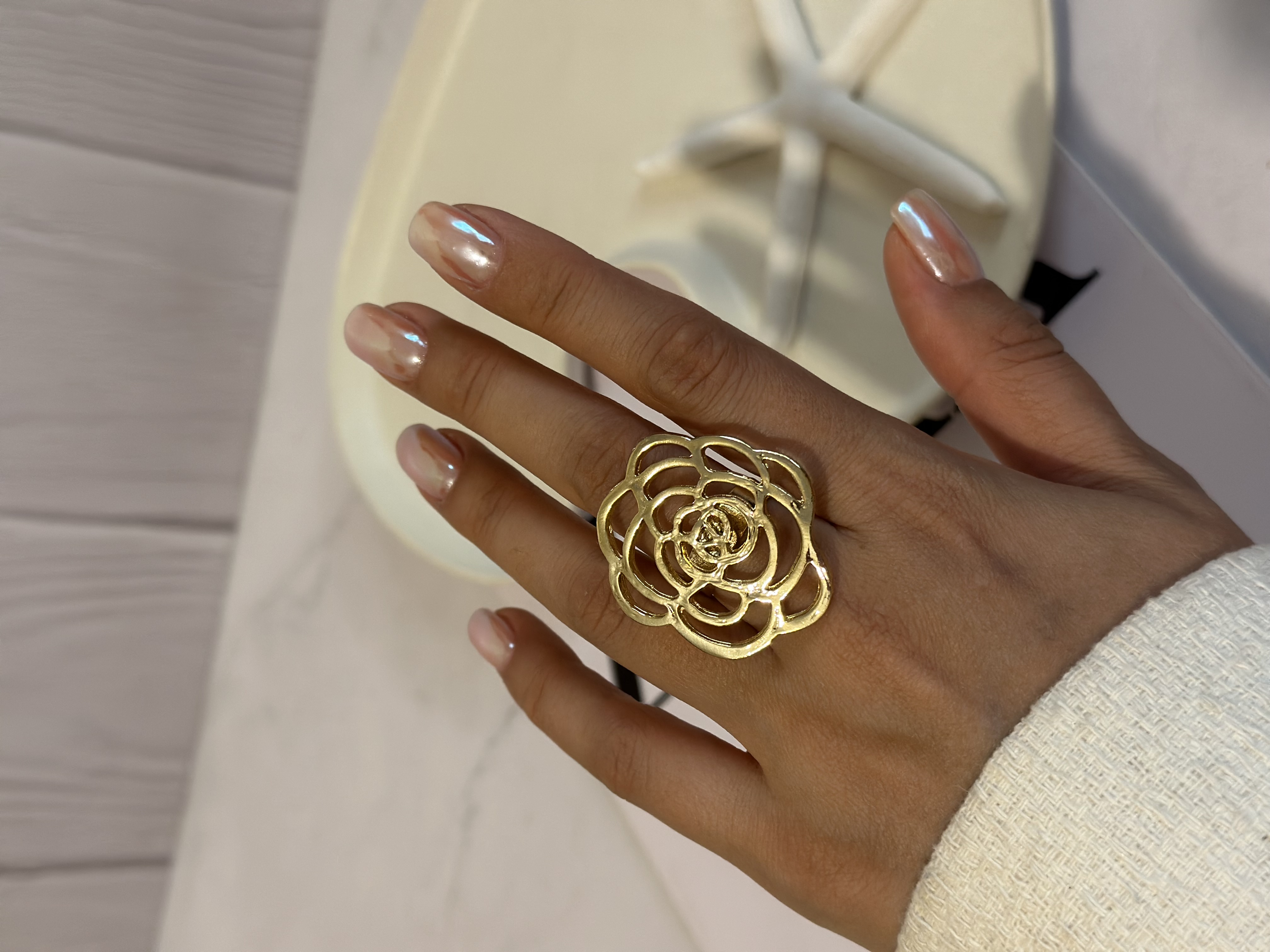 انگشتر زنانه ورشو طلایی طرح خورشیدی و گل