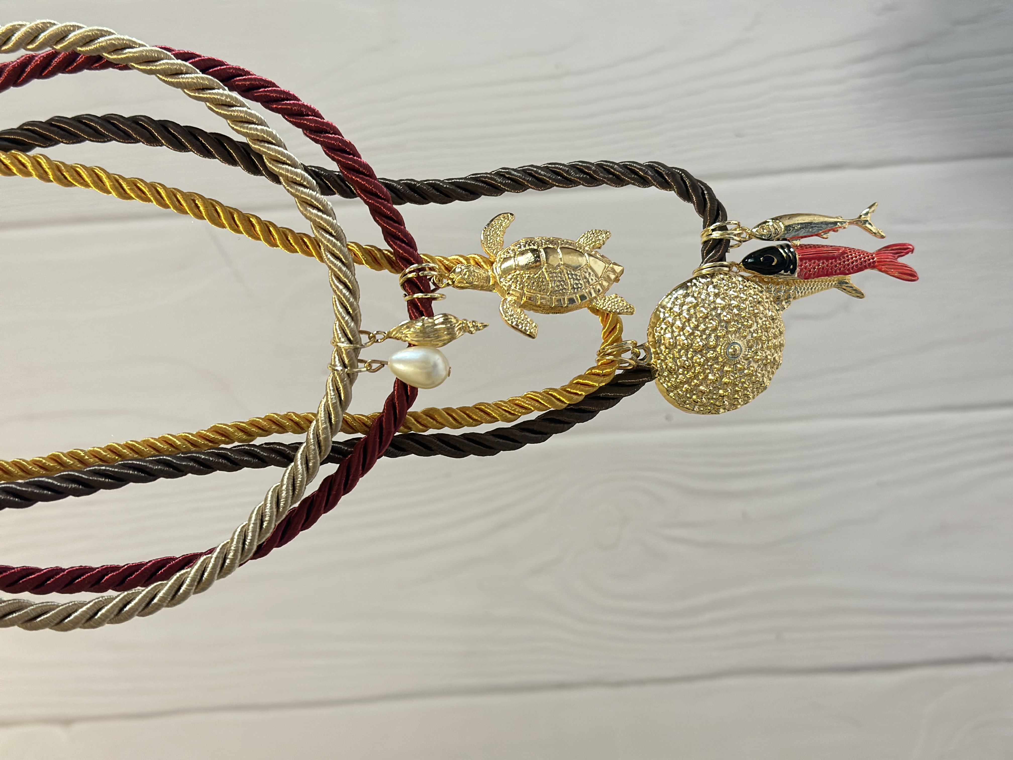 گردنبند زنانه چارم دار دریای رنگ پاییزی