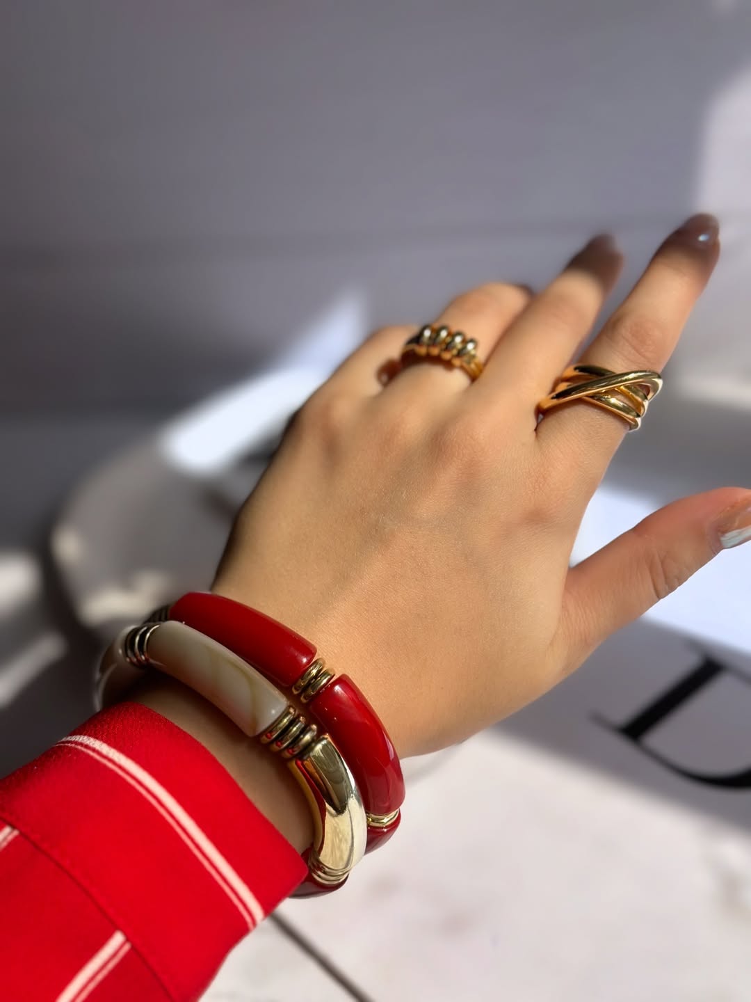 دستبند زنانه رزینی قرمز ، کرم و قرمز