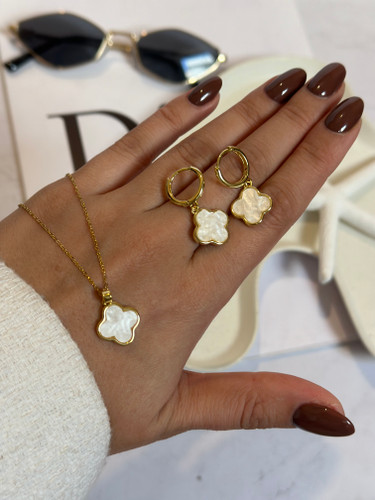ست گردنبند و گوشواره طلایی ونکلیف صدفی