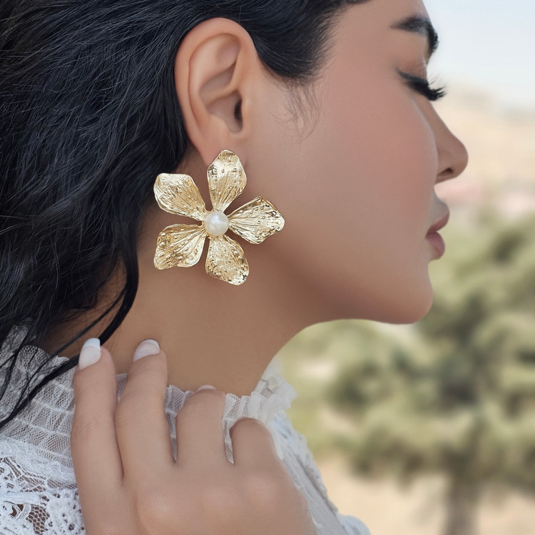 گوشواره زنانه گل طلایی و مروارید