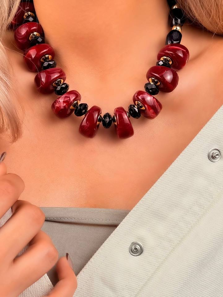 گردنبند زنانه فشن سنگ رزینی زرشکی