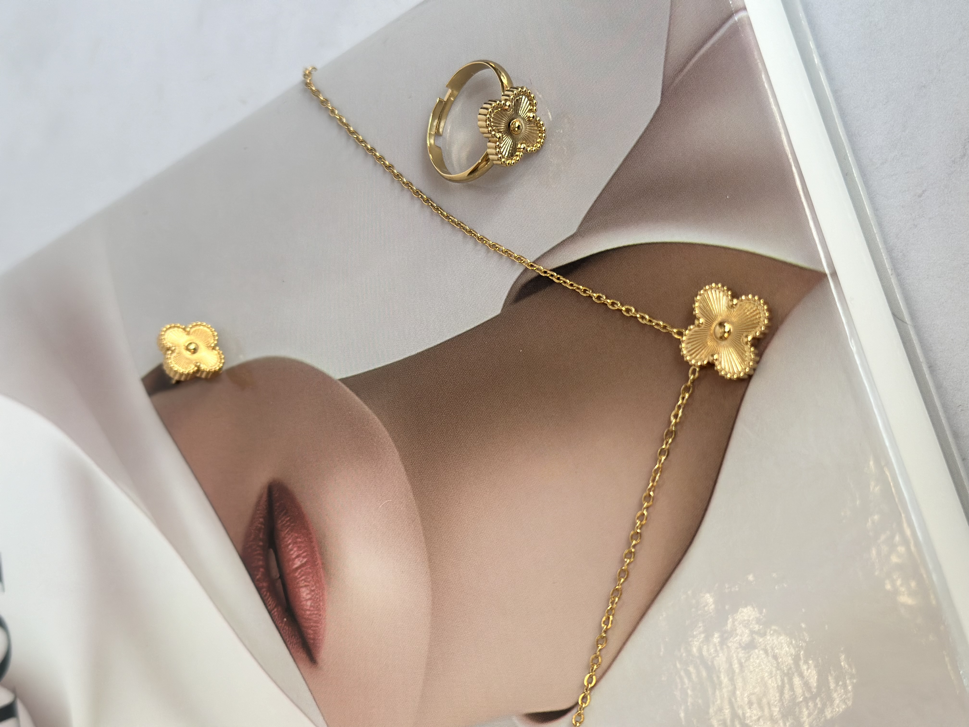 نیم ست ونکلیف گردنبند و گوشواره و انگشتر تراش طلایی