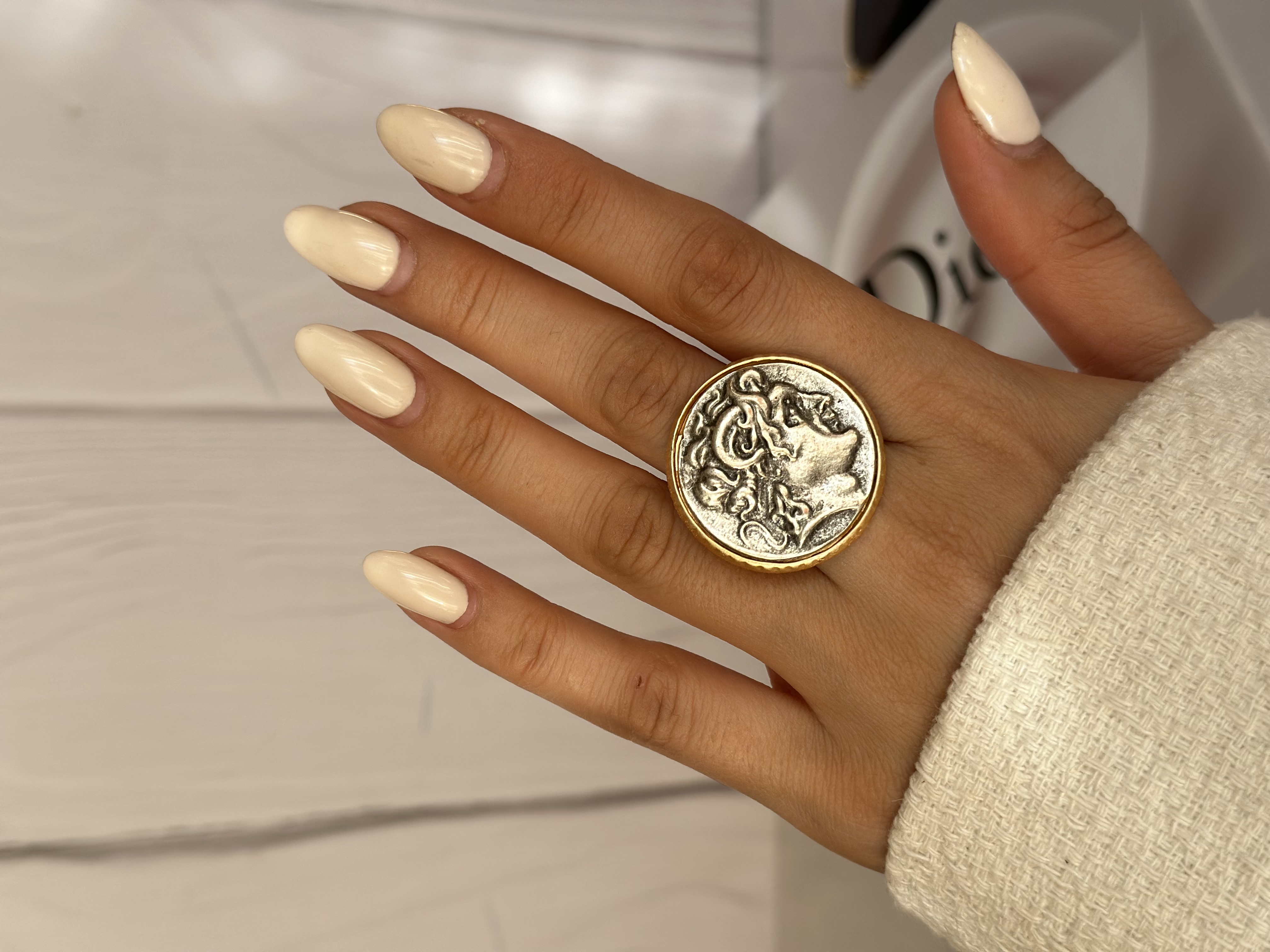 انگشتر زنانه طرح پادشاهی