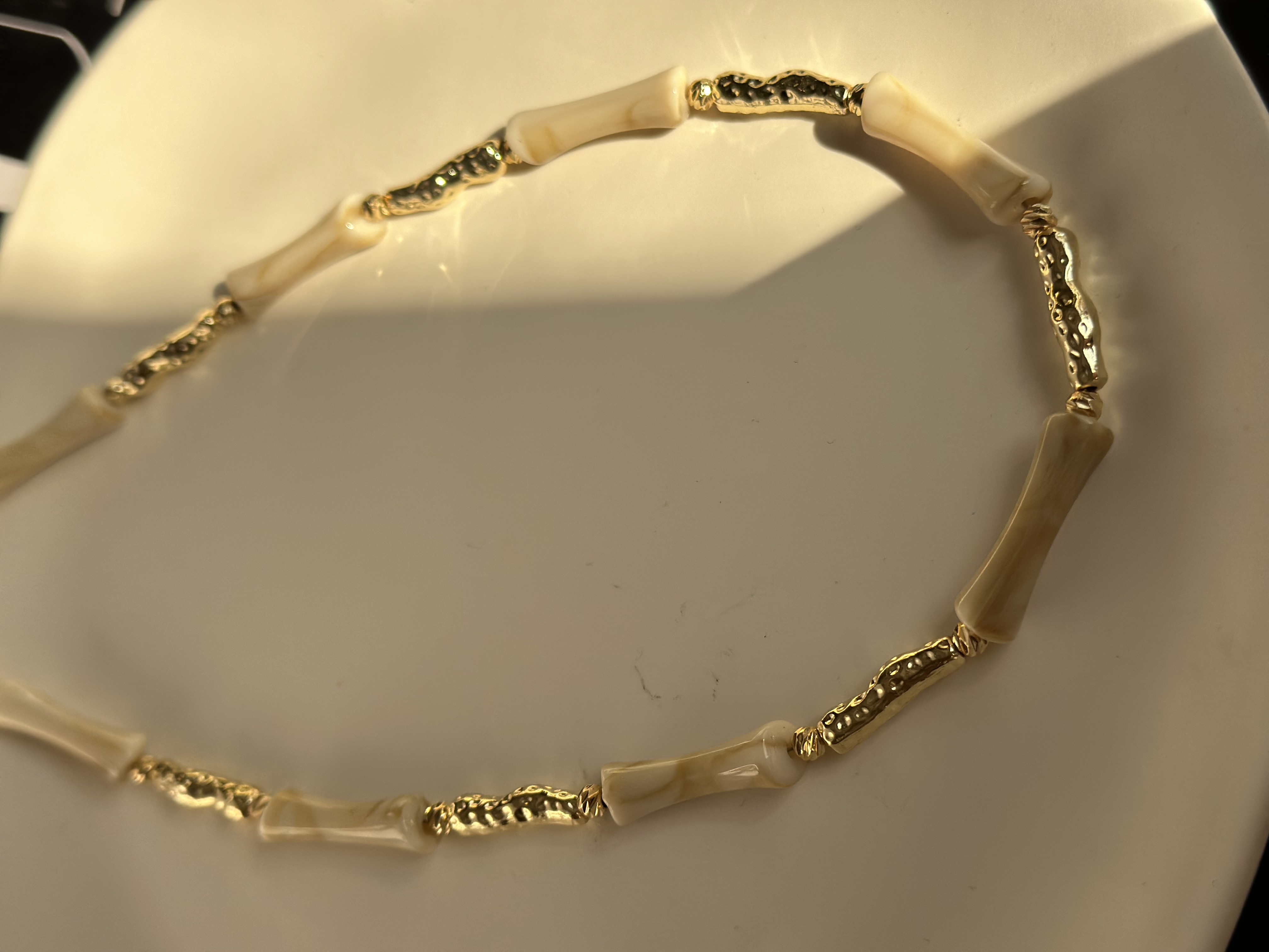 گردنبند زنانه کرم طلایی ظریف پاییزی