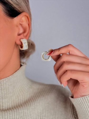 گوشواره مربعی سفید شیشه ای