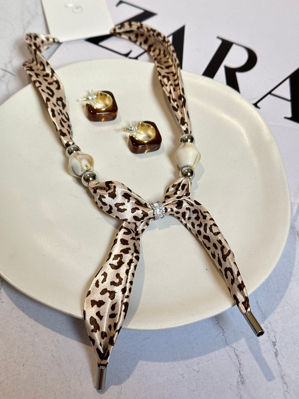 گردنبند پارچه ای پلنگی روشن